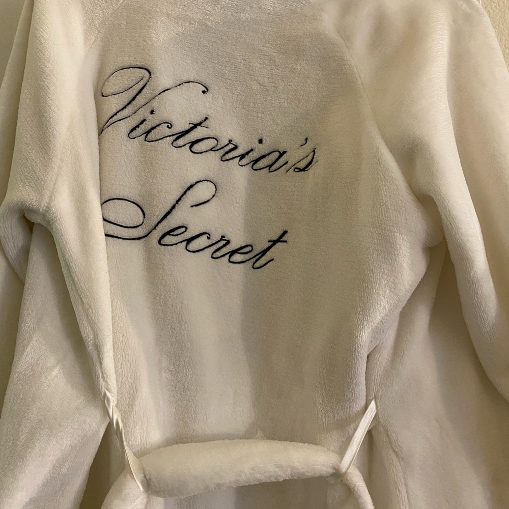 Robe - Picture 3 of 4